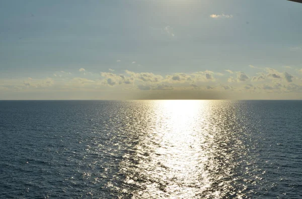 明るい日没地中海イタリア海にカラフルな反射 高品質の写真 ストックフォト