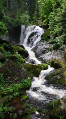 Almanların en büyük şelalesi Triberg Şelalesi Kara Orman Almanya Büyük Mavi Gökyüzü. Yüksek kalite fotoğraf