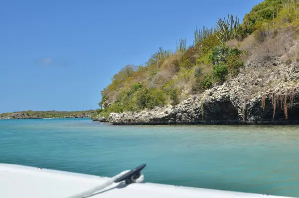 ボートビューバルバドス海岸のビーチや岩の美しいカリブ海のラグーン 高品質の写真 — ストック写真