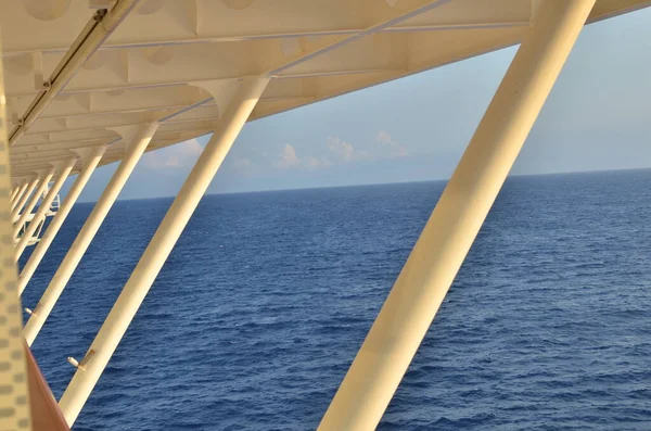 Caribische Cruise Ship Views Vanaf Dek Blue Sky Water Hoge — Stockfoto