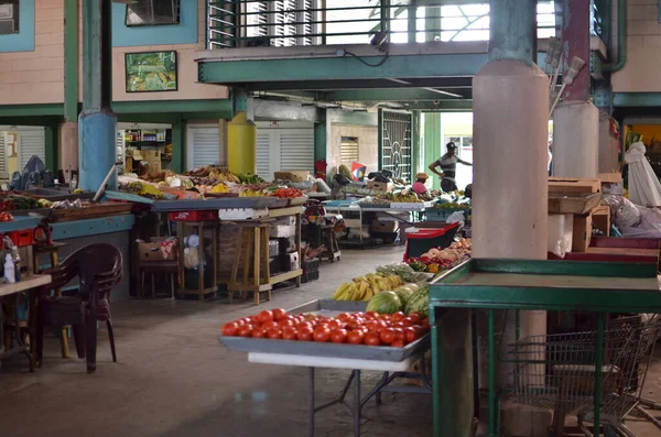 水果和蔬菜陈列在圣卢西亚的一个当地市场上 高质量的照片 — 图库照片