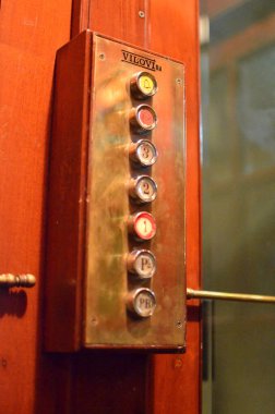 Asansör düğmesi eski renkli tasarım klasiğini kaldırıyor. Yüksek kalite fotoğraf