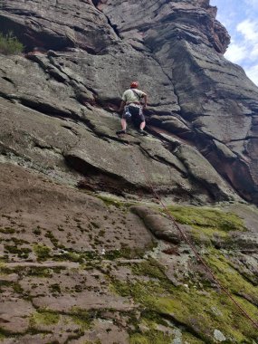 Duvar Pfalz Kayası 'na tırmanan bir dağcı. Yüksek kalite fotoğraf