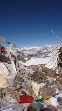 Thorong La Nepal 'i yüksek irtifadaki dağlarda geçiyor. Yüksek kalite fotoğraf