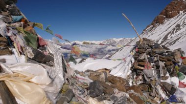 Thorong La Nepal 'i yüksek irtifadaki dağlarda geçiyor. Yüksek kalite fotoğraf