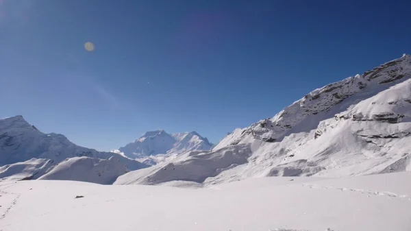 拉在高山雪地里穿过尼泊尔 高质量的照片 — 图库照片
