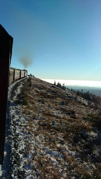 ヒル冬の青空を実行している壊れた蒸気機関車 高品質の写真 — ストック写真