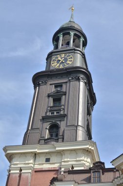 Almanya 'da saat mavisi olan kilise kulesi. Yüksek kalite fotoğraf