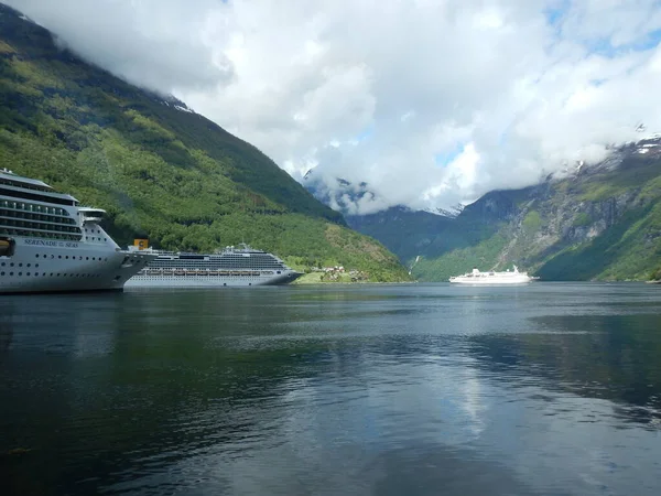 Bateau Croisière Dans Fjord Norvège Montagnes Vertes Ciel Couvert Photo — Photo