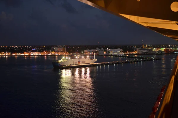 Verlichte Kust Nachts Van Cruiseschip Hoge Kwaliteit Foto — Stockfoto