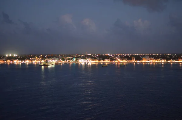 Beleuchtete Küste Der Nacht Vom Kreuzfahrtschiff Aus Hochwertiges Foto — Stockfoto