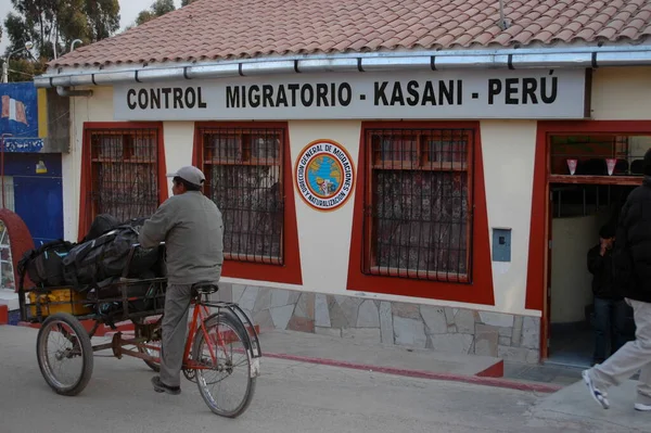 Escritório Imigração Posto Fronteiriço Peruano Com Trike Foto Alta Qualidade Fotos De Bancos De Imagens Sem Royalties