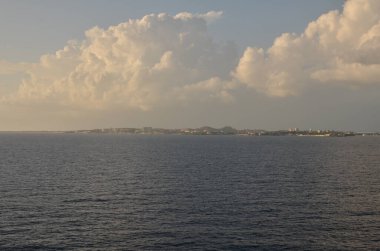 Okyanus manzaralı, sisli, pastel renkli, güzel bir arka plan. Yüksek kalite fotoğraf