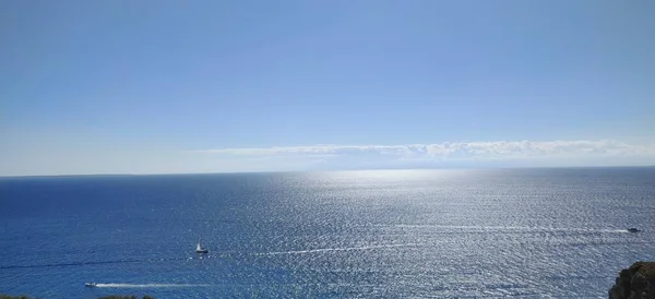 埃尔巴陡峭的海岸映衬着清澈的水面 是个地中海岛屿 高质量的照片 — 图库照片