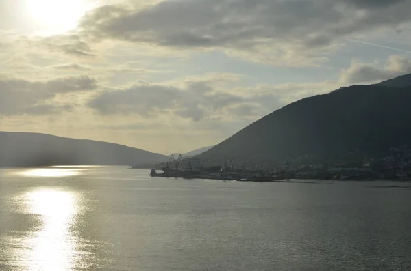 Partján Kotor Montenegró Hajóval Nyári Panoráma Kiváló Minőségű Fénykép — Stock Fotó