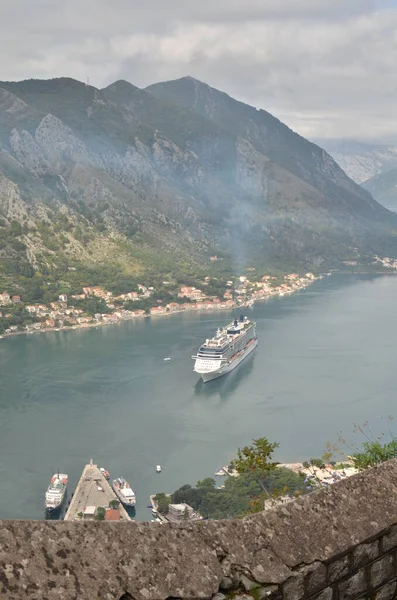 Pantai Kotor Montenegro Dengan Kapal Pesiar Panorama Musim Panas Foto — Stok Foto