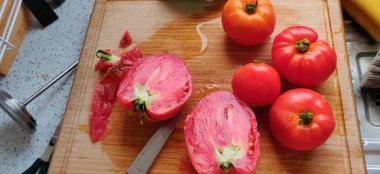 Koyu bir arka planda kesilmiş taze domatesler. Yüksek kalite fotoğraf