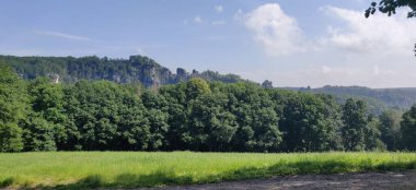 Swizerland Saechsische Schweiz orman yürüyüşüne tırmanıyorum. Yüksek kalite fotoğraf