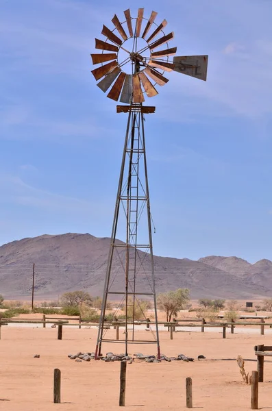 纳米比亚沙漠中的风泵非洲蓝天山脉风能 高质量的照片 — 图库照片