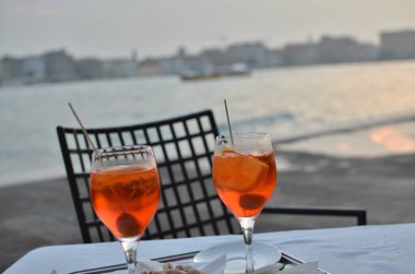 Büyük Kanal 'da Venedik' te aperol kokteyli içmek. Yüksek kalite fotoğraf