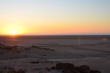 Mirabib Desert Panorama 'da yalnız manzaralı Granit Kaya. Yüksek kalite fotoğraf