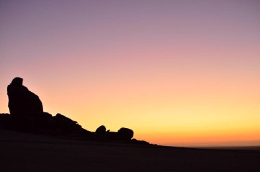 Mirabib Desert Panorama 'da yalnız manzaralı Granit Kaya. Yüksek kalite fotoğraf