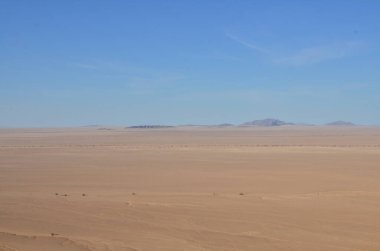 Mirabib Desert Panorama 'da yalnız manzaralı Granit Kaya. Yüksek kalite fotoğraf