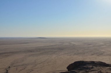 Mirabib Desert Panorama 'da yalnız manzaralı Granit Kaya. Yüksek kalite fotoğraf