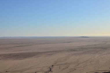 Mirabib Desert Panorama 'da yalnız manzaralı Granit Kaya. Yüksek kalite fotoğraf