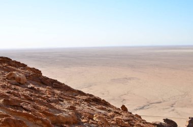 Mirabib Desert Panorama 'da yalnız manzaralı Granit Kaya. Yüksek kalite fotoğraf