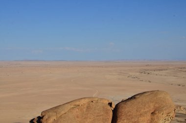 Mirabib Desert Panorama 'da yalnız manzaralı Granit Kaya. Yüksek kalite fotoğraf