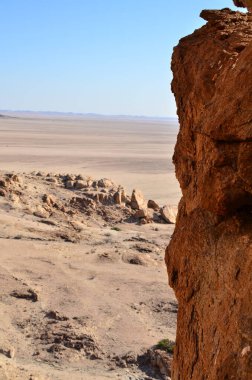 Mirabib Desert Panorama 'da yalnız manzaralı Granit Kaya. Yüksek kalite fotoğraf