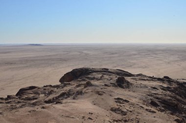 Mirabib Desert Panorama 'da yalnız manzaralı Granit Kaya. Yüksek kalite fotoğraf