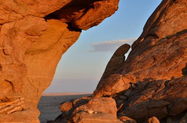 Mirabib Desert Panorama 'da yalnız manzaralı Granit Kaya. Yüksek kalite fotoğraf