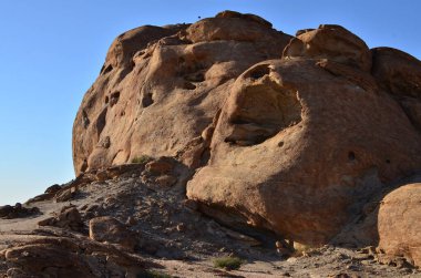 Mirabib Desert Panorama 'da yalnız manzaralı Granit Kaya. Yüksek kalite fotoğraf