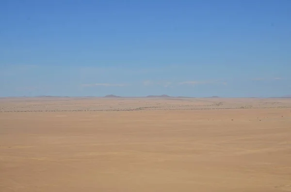 在沙漠全景日出中的荒芜的花岗岩岩石 高质量的照片 — 图库照片