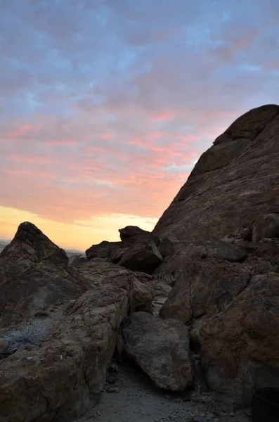 砂漠のパノラマの日の出でミラビブ孤独な風光明媚な花崗岩の岩 高品質の写真 — ストック写真