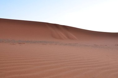 Kum tepesinden Sossusvlei 'nin tuz tepesine inanılmaz bir manzara. Namib Naukluft Ulusal Parkı. Sossusvlei 'deki kum tepeleri. Namibya. Afrika. Yüksek kalite fotoğraf