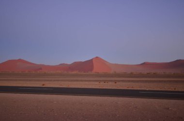 Kum tepesinden Sossusvlei 'nin tuz tepesine inanılmaz bir manzara. Namib Naukluft Ulusal Parkı. Sossusvlei 'deki kum tepeleri. Namibya. Afrika. Yüksek kalite fotoğraf