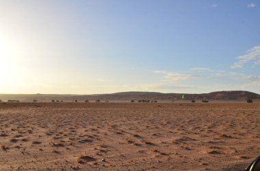 Kum tepesinden Sossusvlei 'nin tuz tepesine inanılmaz bir manzara. Namib Naukluft Ulusal Parkı. Sossusvlei 'deki kum tepeleri. Namibya. Afrika. Yüksek kalite fotoğraf