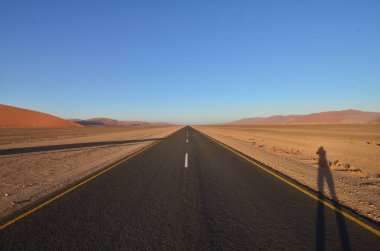 Sossusvlei 'nin kuru tenceresinde Issız Yol. Namib Naukluft Ulusal Parkı. Sossusvlei 'deki kum tepeleri. Namibya. Afrika. Yüksek kalite fotoğraf