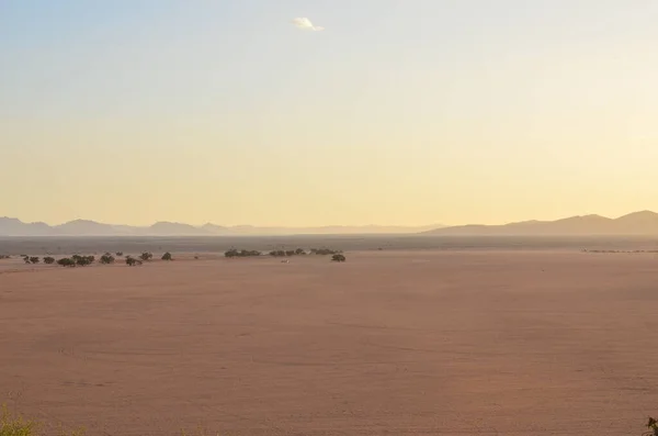 从沙丘到Sossusvlei盐罐的壮观景色 纳米比亚Naukluft国家公园 Sossusvlei锅里的沙丘 纳米比亚 高质量的照片 — 图库照片
