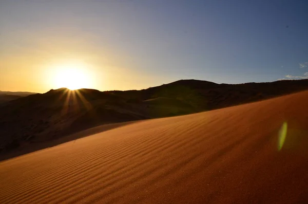 ソススススヴレイの塩鍋に砂丘からの素晴らしい眺め ナミブ ノークルフト国立公園 ソススススヴレイのパンに砂丘がある ナミビア アフリカ 高品質の写真 — ストック写真