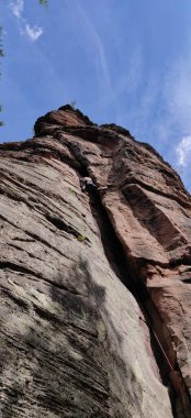 Platin Orman Almanya 'sında Kum Taşı çatlağı tırmanıyor. Yüksek kalite fotoğraf