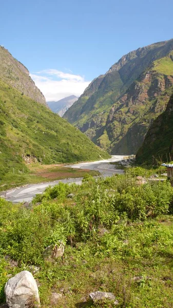 Río Green Valley Con Forest Anapurna Circuit Nepal Foto Alta — Foto de Stock