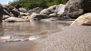 Büyük granitli nehir yatağı Anapurna Nepal 'i kaynatıyor. Yüksek kalite fotoğraf