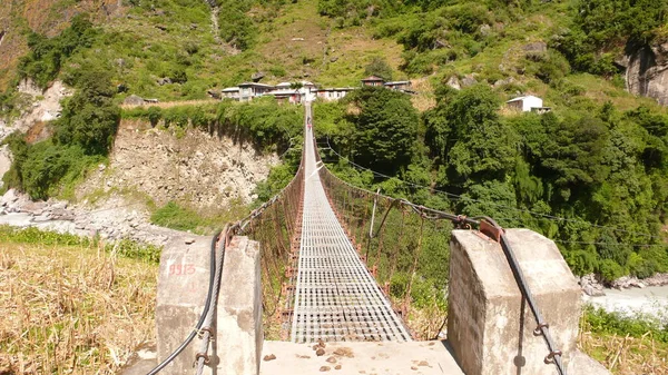 Puente Colgante Viejo Roto Nepal Circuito Anapurna Asia Foto Alta — Foto de Stock
