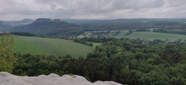 Avusturya 'da tırmanış sırasında Dağ Manzaraları bulutlandı. Yüksek kalite fotoğraf
