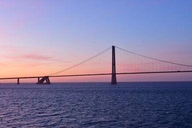 Köprü günbatımı büyük kuşak modern Danimarka nyborg korsor köprüsü. Yüksek kalite fotoğraf