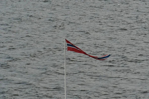 Bandeira Norueguesa Sobre Superfície Água Fiorde Foto Alta Qualidade — Fotografia de Stock
